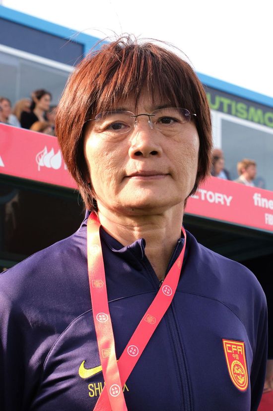 “我们知道曼联是一支优秀的球队，在客场面对他们很难。
